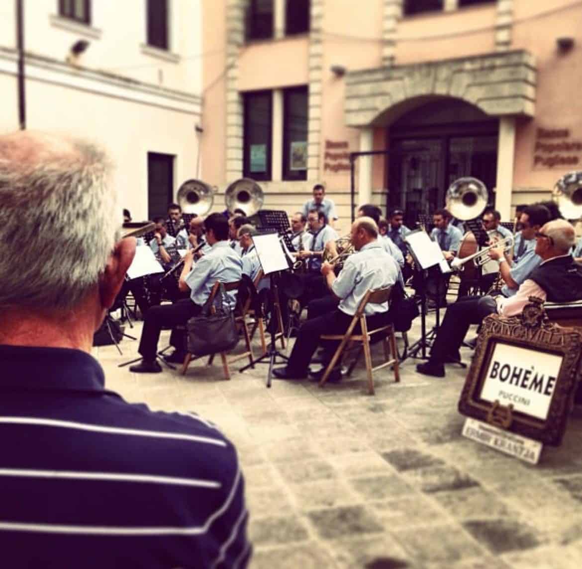 La banda musicale Boheme suona in piazza a Parabita durante la festa patronale
