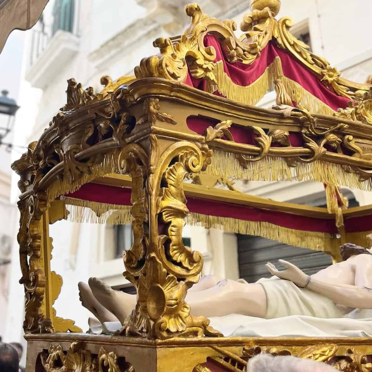 Musicista della banda Santa Cecilia di Gallipoli con tuba durante le marce funebri della Settimana Santa