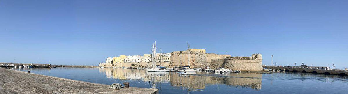 Il castello aragonese di Gallipoli visto dal porto con le barche ormeggiate