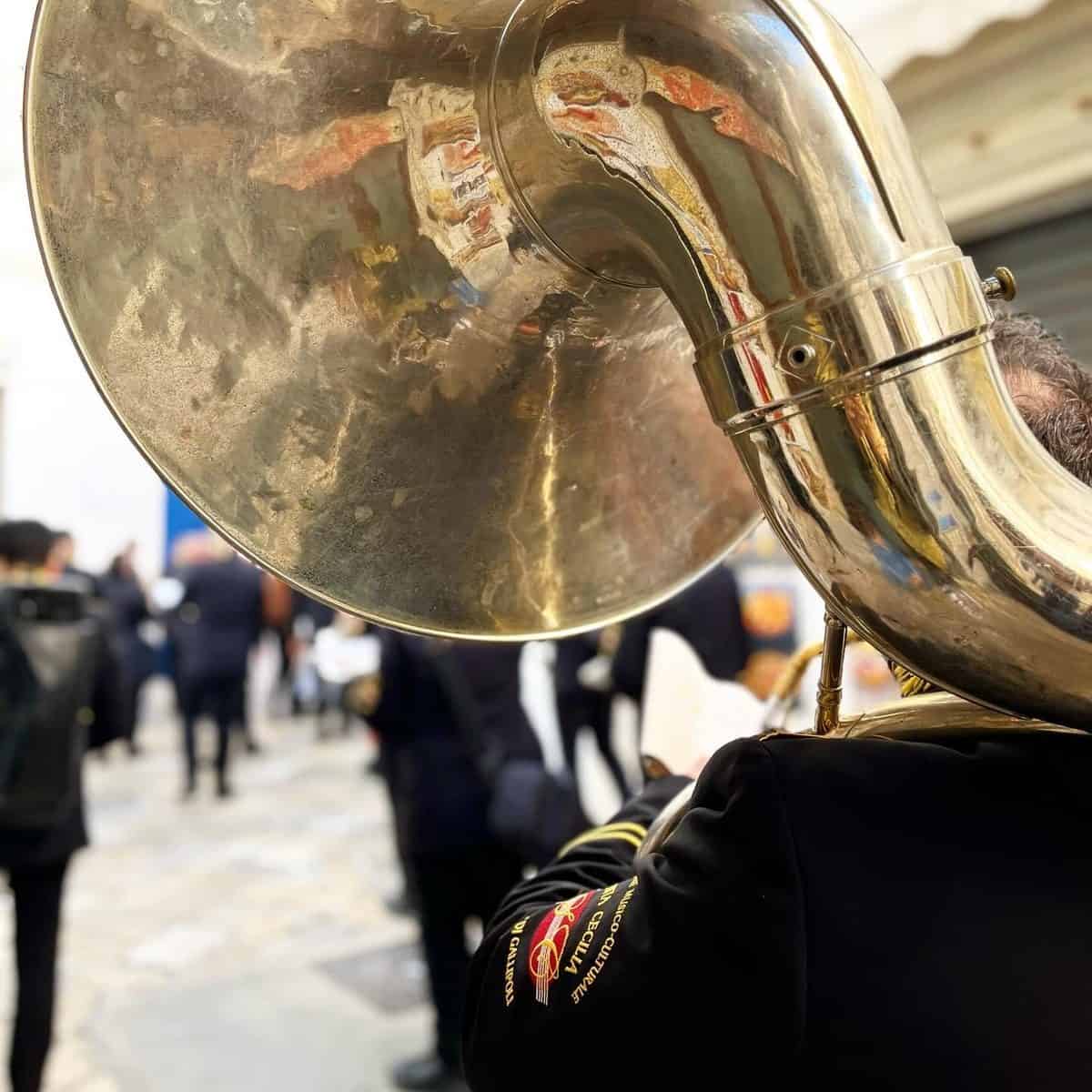 Statua del Cristo con la Croce illuminata di notte davanti a una chiesa barocca durante il Venerdì Santo a Gallipoli