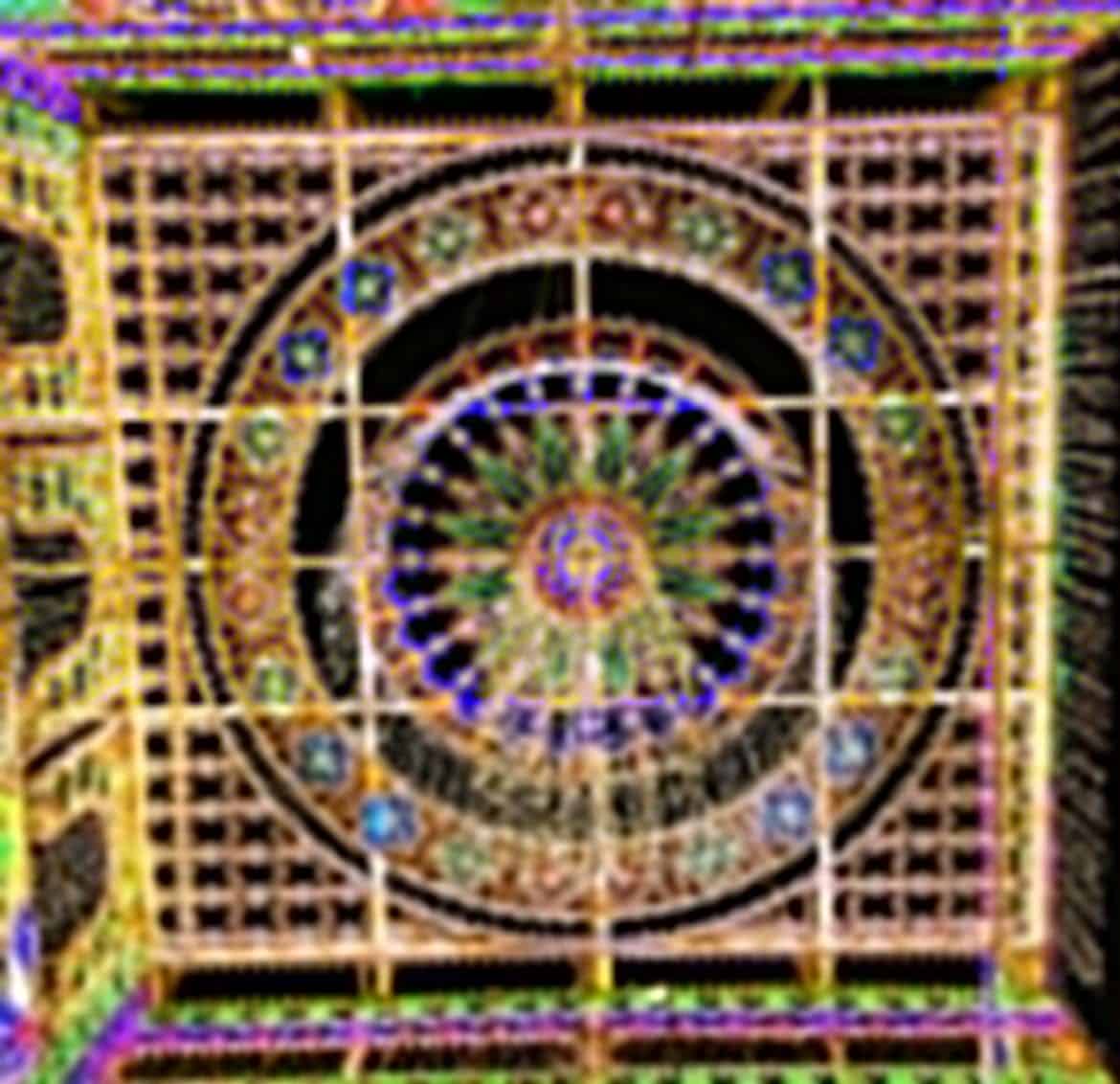 Dettaglio ravvicinato delle decorazioni geometriche delle luminarie di Parabita