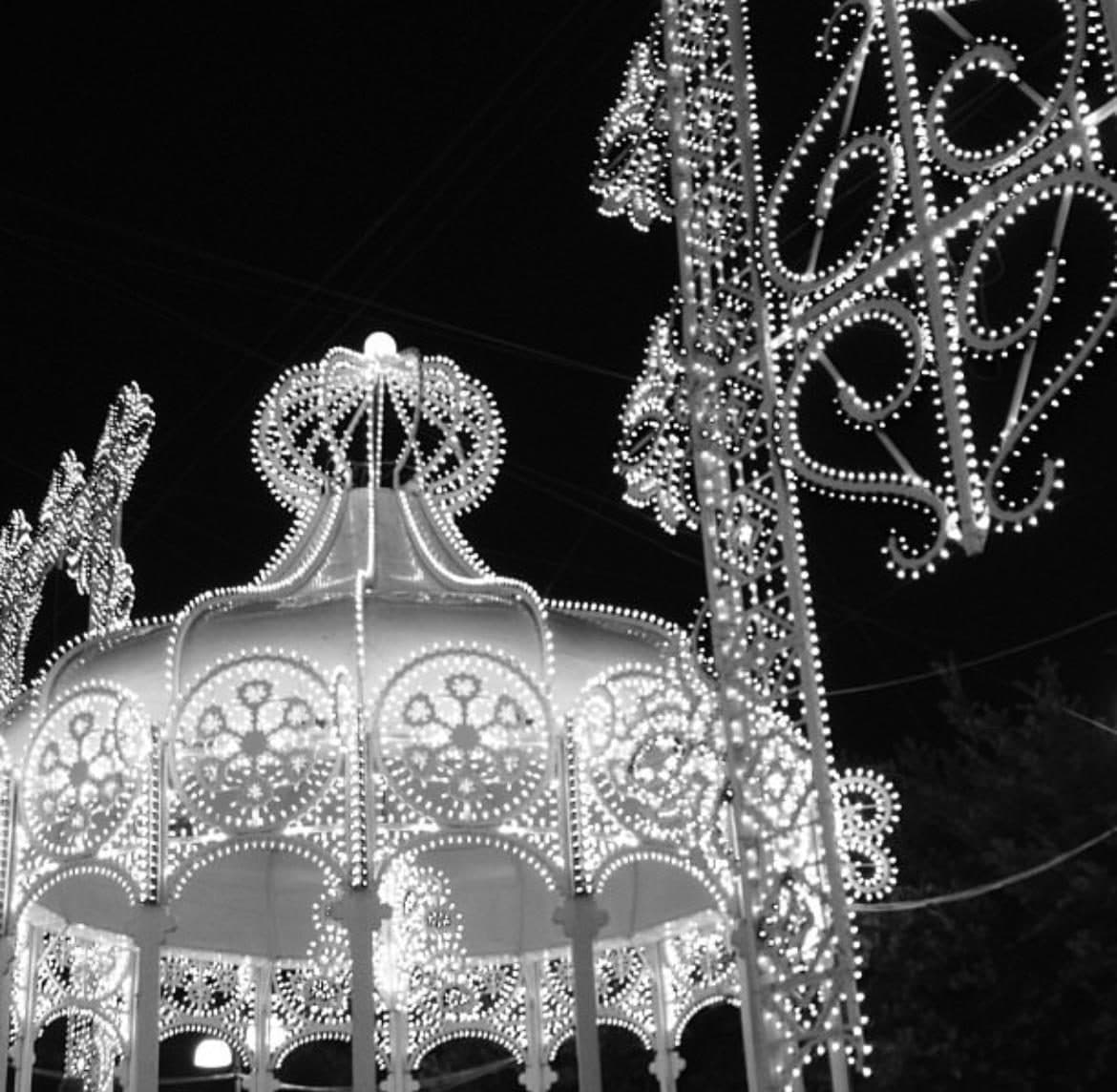 Cupola di luminarie bianche durante la festa patronale di Parabita