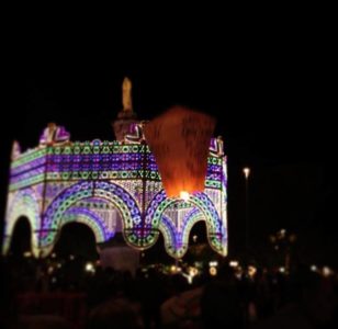 Luminarie della festa patronale di Parabita illuminate di notte con archi colorati