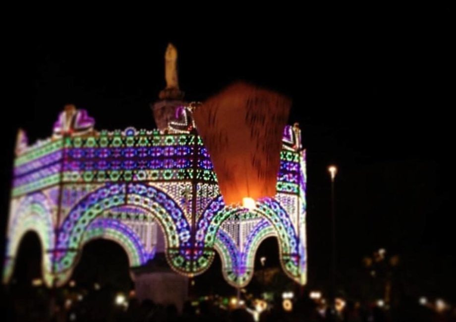 Luminarie della festa patronale di Parabita illuminate di notte con archi colorati