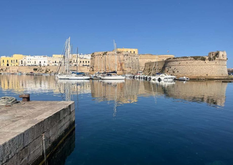Statua della Madonna Addolorata con angeli e croce portata in processione nel centro storico di Gallipoli