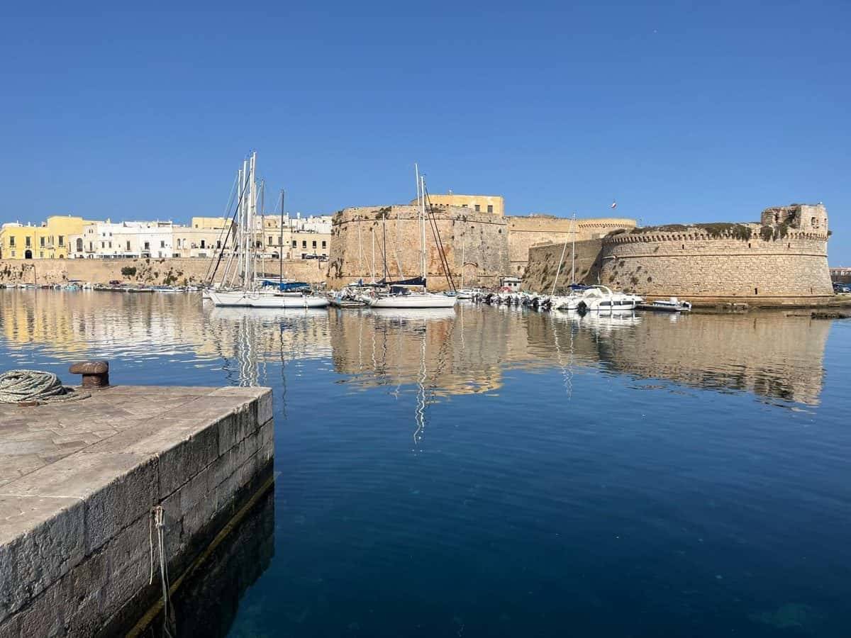 Statua della Madonna Addolorata con angeli e croce portata in processione nel centro storico di Gallipoli