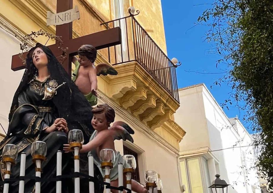 Panorama del porto di Gallipoli con il castello aragonese e le barche a vela riflesse nell'acqua