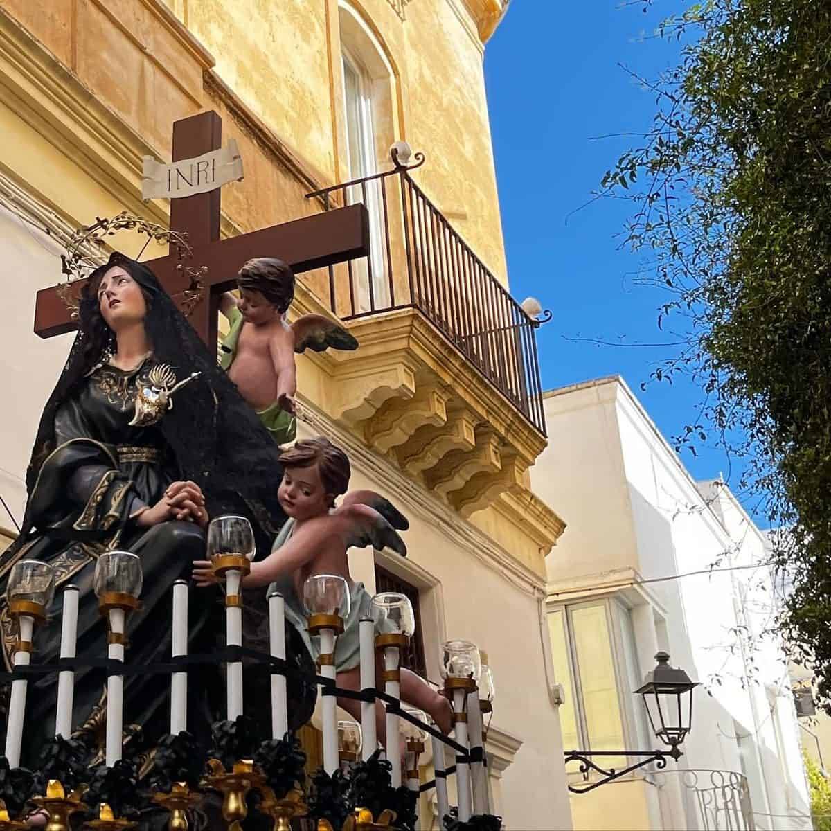Panorama del porto di Gallipoli con il castello aragonese e le barche a vela riflesse nell'acqua