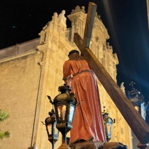 Urnia dorata con la statua del Cristo Morto durante la processione del Venerdì Santo a Gallipoli