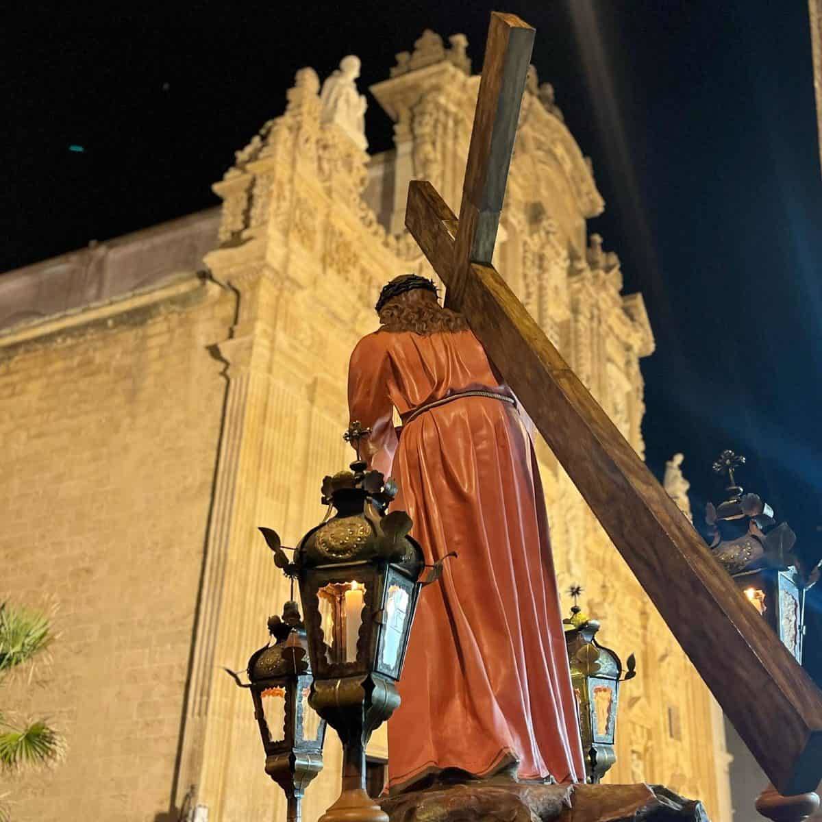 Urnia dorata con la statua del Cristo Morto durante la processione del Venerdì Santo a Gallipoli